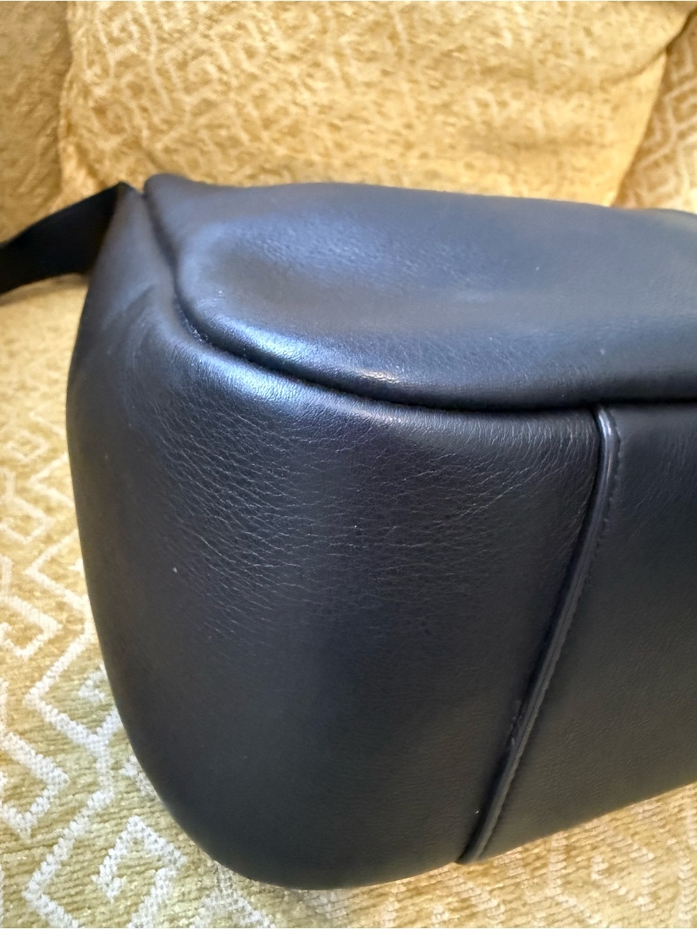 Yves Saint Laurent YSL Le 5 A 7 Supple Large Shoulder Hobo Bag in Black Leather - Picture 9 of 16